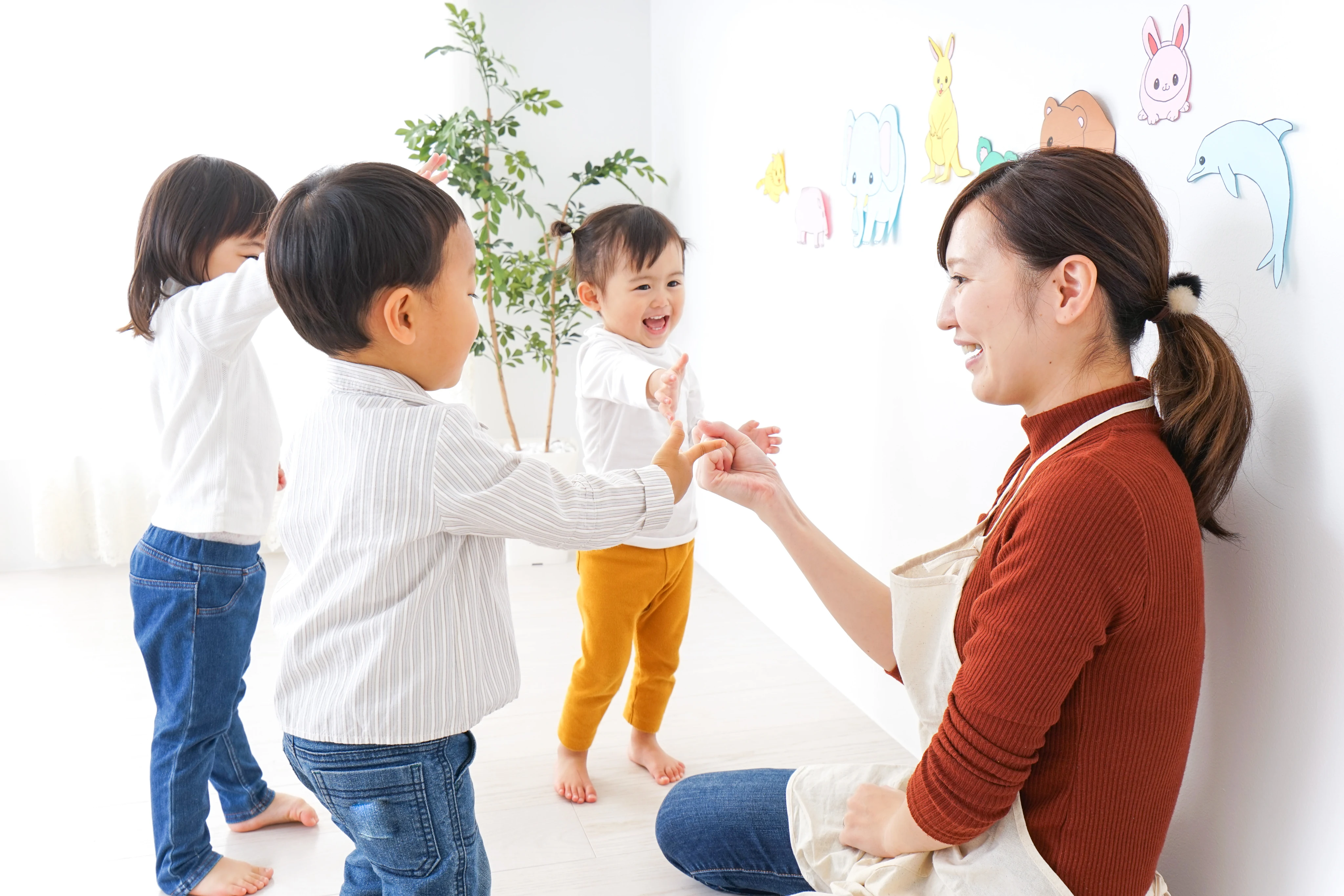 子どもに寄り添って支援するスタッフ