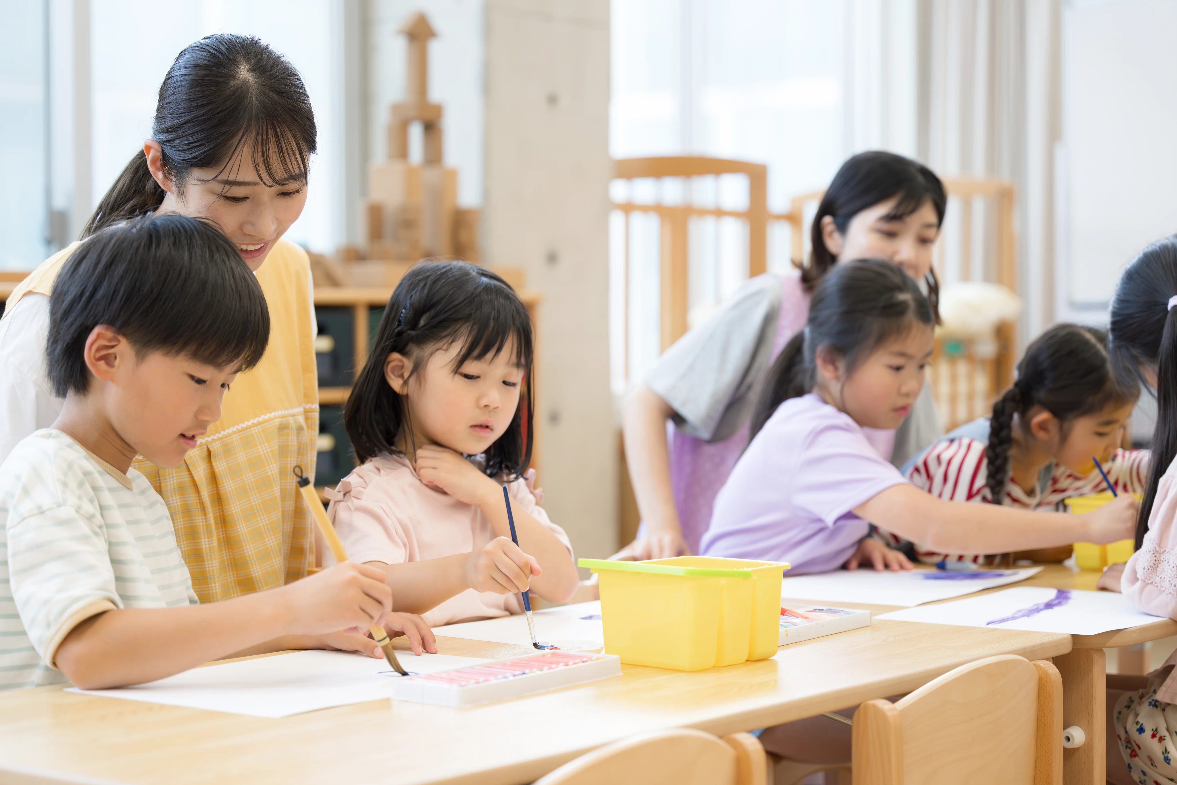 スタッフが子どもたちを支援する様子